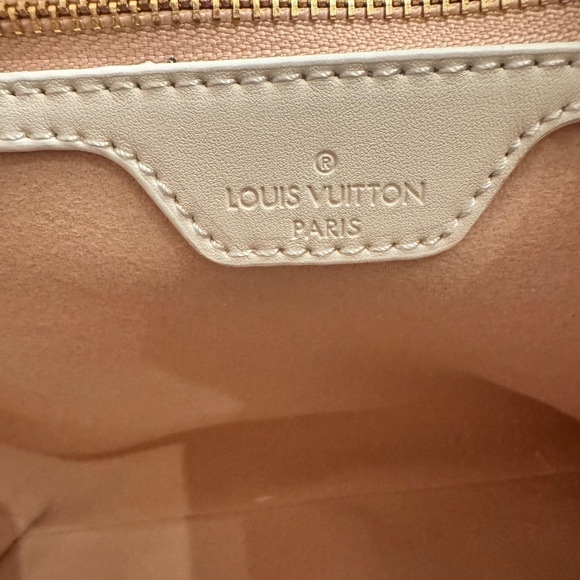 LOUIS VUITTON 
VIP Louis Vuitton White Gradient Neverfull MM Beaute Tote & Pouch - Picture 7 of 11